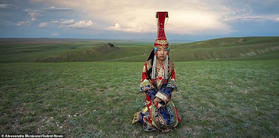 Vẻ đẹp Mông Cổ qua trang phục truyền thống